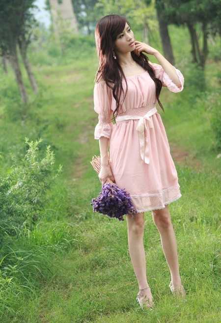 ‘Photoshop将树林中的美女调制出梦幻的淡冷色‘