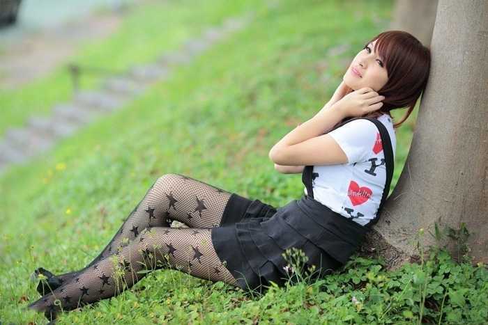 ‘Photoshop将草地美女图片打造柔美的韩系粉黄色‘