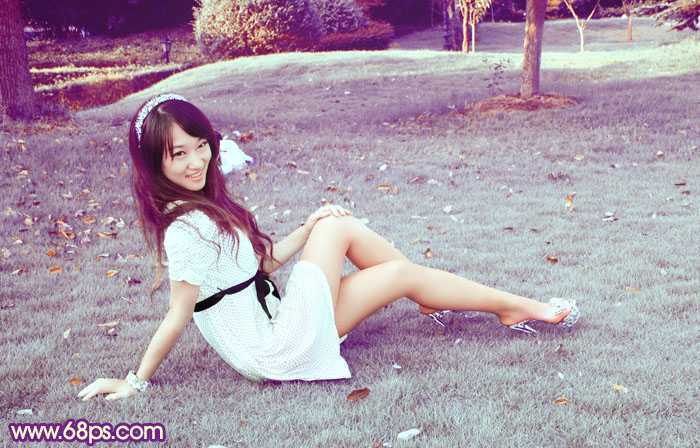 ‘Photoshop将外景草地美女图片调制出淡淡甜美的青紫色‘