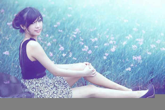 ‘Photoshop将花草中的美女加上唯美梦幻的青蓝色‘