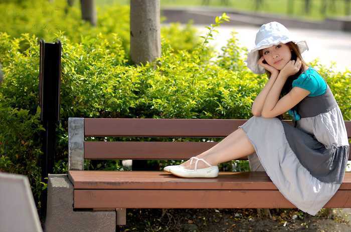 ‘Photoshop调制出暗调秋季黄褐色花坛边美女图片‘