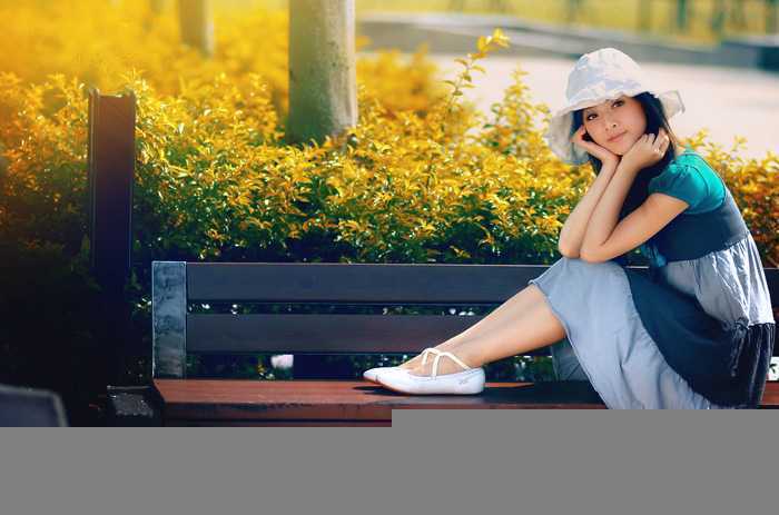 ‘Photoshop调制出暗调秋季黄褐色花坛边美女图片‘