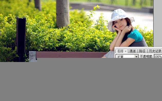 ‘Photoshop调制出暗调秋季黄褐色花坛边美女图片‘