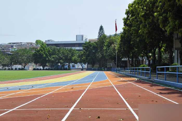 ‘PS滤镜把校园操场照片制作成水彩效果‘