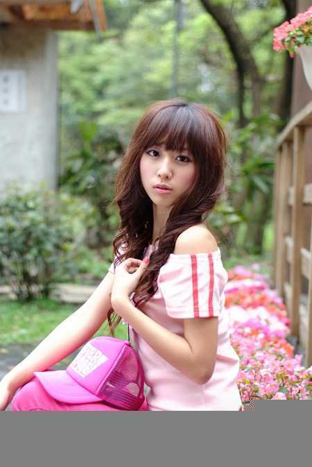 ‘Photoshop为花坛边美女图片增加朦胧小清新的淡调红褐色‘