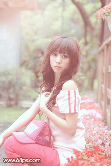 ‘Photoshop为花坛边美女图片增加朦胧小清新的淡调红褐色‘