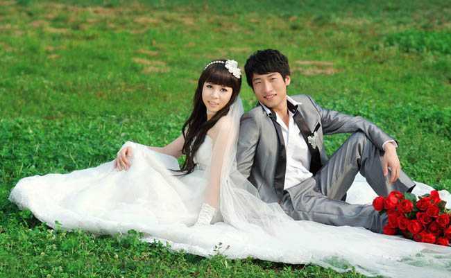‘Photoshop将青绿的外景婚片调成柔美的淡紫色‘