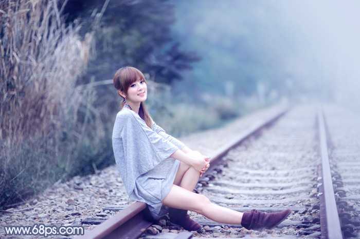 ‘Photoshop为铁轨上的美女加上梦幻甜美的蓝色效果‘