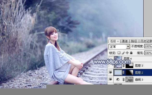 ‘Photoshop为铁轨上的美女加上梦幻甜美的蓝色效果‘