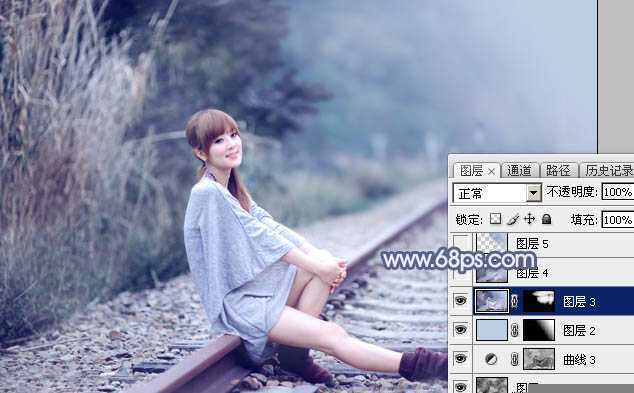 ‘Photoshop为铁轨上的美女加上梦幻甜美的蓝色效果‘