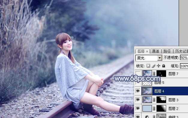‘Photoshop为铁轨上的美女加上梦幻甜美的蓝色效果‘
