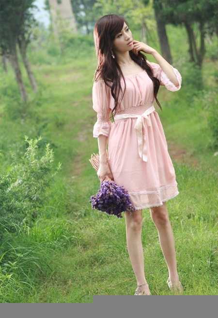 ‘Photoshop为树林美女图片调制出柔和的淡黄早秋色‘