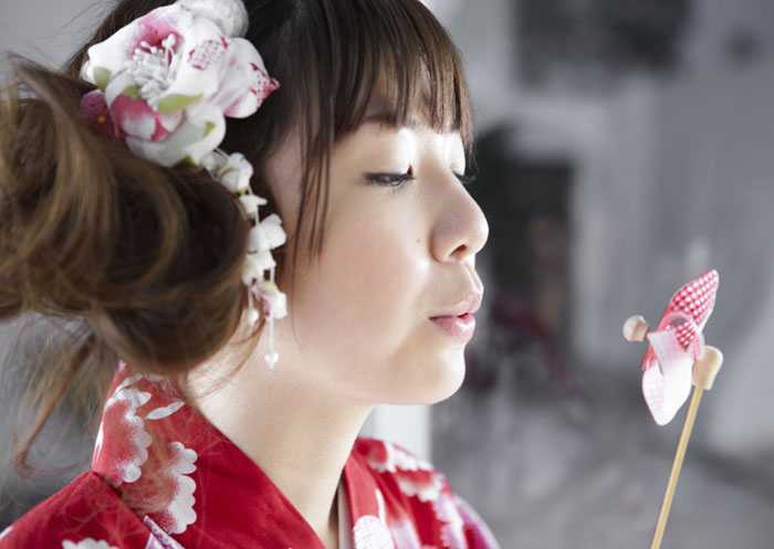 ‘Photoshop将古装美女图片增加上柔美的黄灰色效果‘