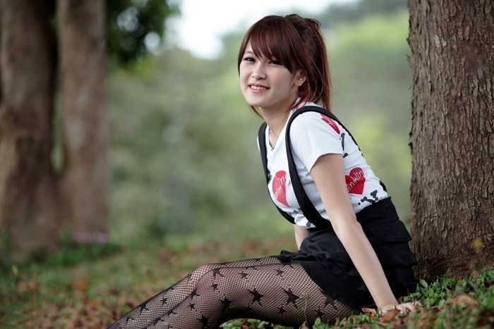 ‘Photoshop调出暗调蓝红色树林美女图片‘
