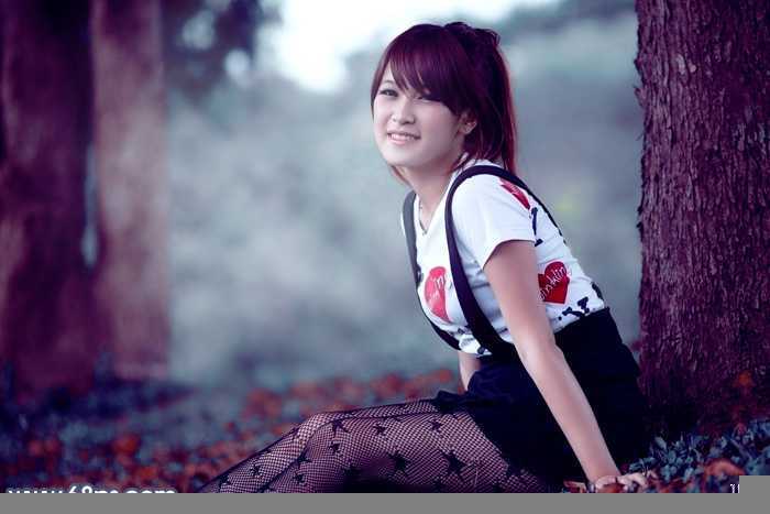 ‘Photoshop调出暗调蓝红色树林美女图片‘