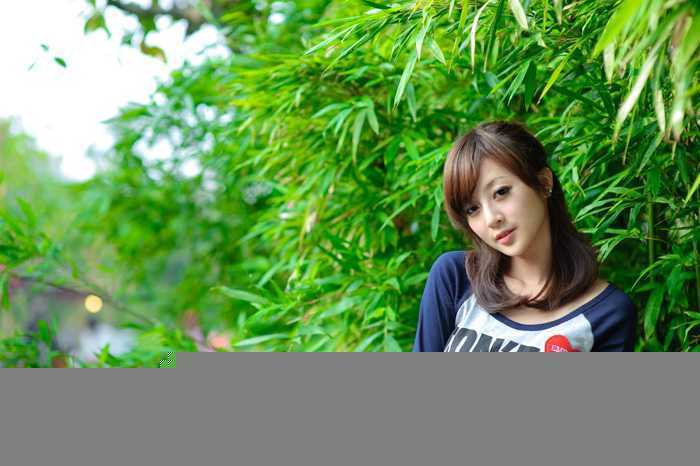 ‘Photoshop为竹林边的美女加上甜美的淡调黄绿色‘