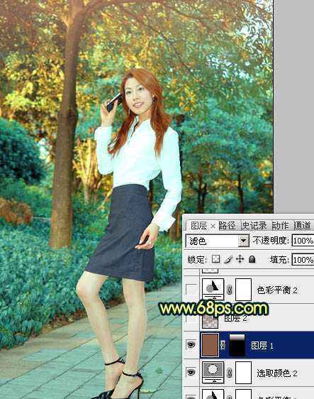 ‘Photoshop中将树林人物图片调成柔美的暗青色‘