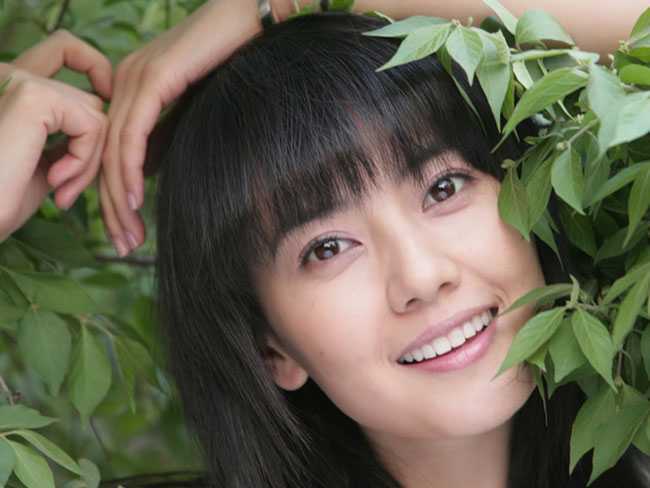 ‘Photoshop将绿色背景美女图片打造出非常干净的中性色效果‘