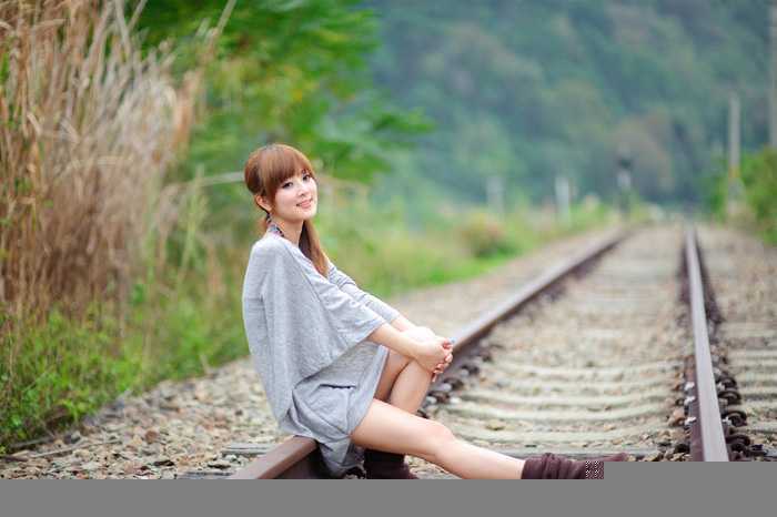 ‘Photoshop调制出唯美的中性淡粉蓝色铁轨美女图片‘