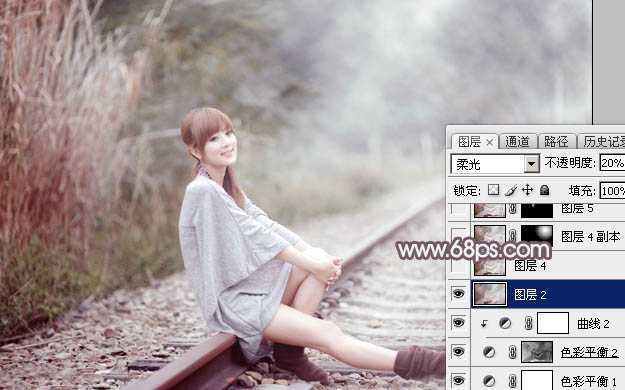 ‘Photoshop调制出唯美的中性淡粉蓝色铁轨美女图片‘