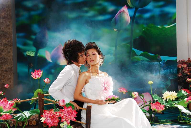 ‘PhotoShop为情侣婚纱照片调制出梦幻清新效果‘