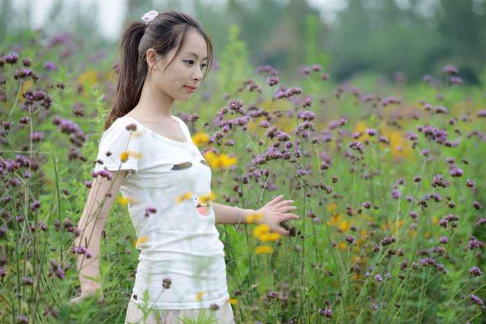 ‘Photoshop为野花中的美女打造出唯美的粉黄色‘