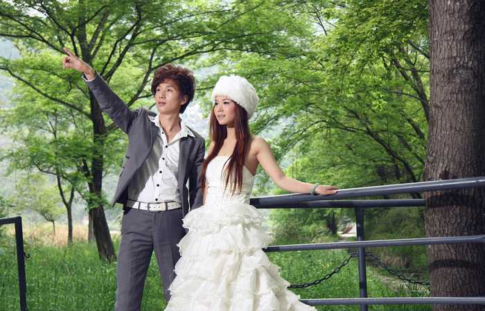‘Photoshop将树林婚片调制出唯美浪漫的蓝紫色‘