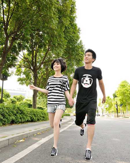 ‘Photoshop为奔跑的情侣图片添加上柔和的韩系蓝黄色效果‘