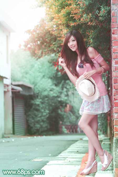 ‘Photoshop为小路边的美女调制出甜美清爽的青红色‘