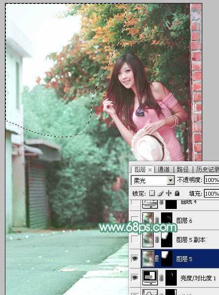 ‘Photoshop为小路边的美女调制出甜美清爽的青红色‘