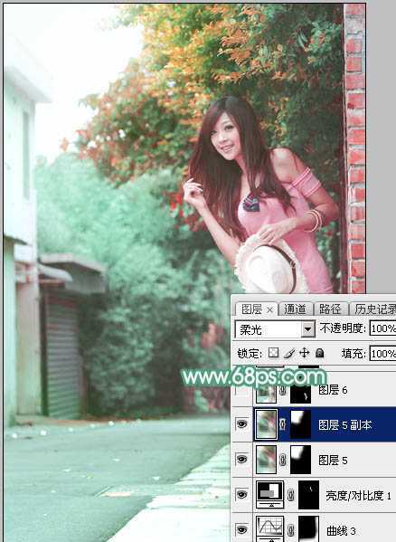 ‘Photoshop为小路边的美女调制出甜美清爽的青红色‘