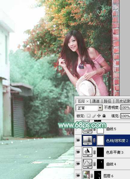 ‘Photoshop为小路边的美女调制出甜美清爽的青红色‘