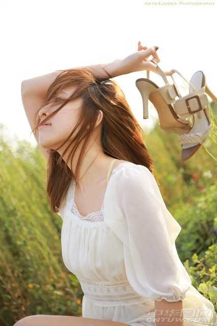 ‘Photoshop将外景人物调制出漂亮的韩系粉黄色教程‘