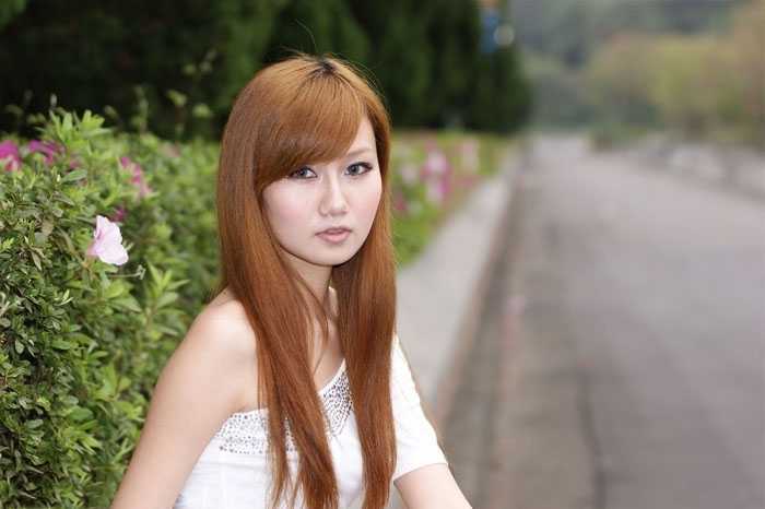 ‘Photoshop将外景美女图片打造出甜美的暗调紫红色‘