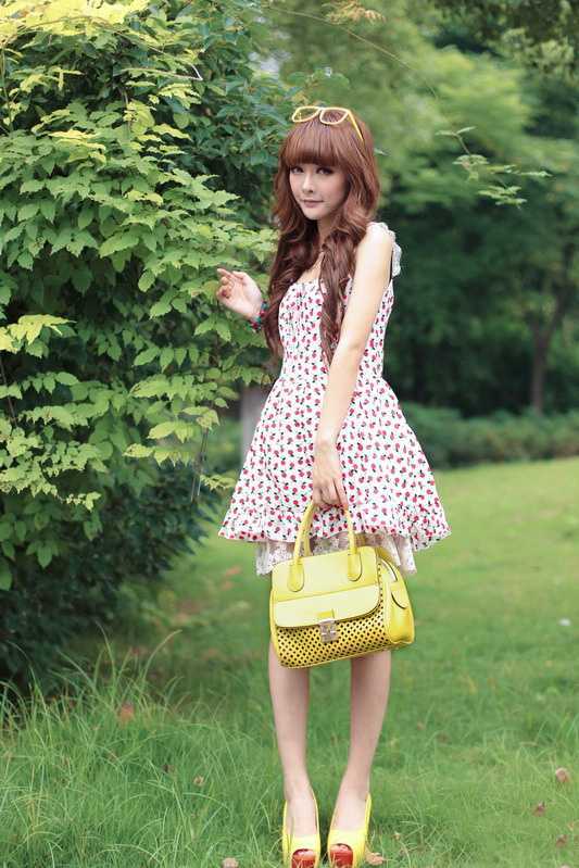 ‘Photoshop为树林美女图片增加朦胧唯美的小清新淡黄色‘