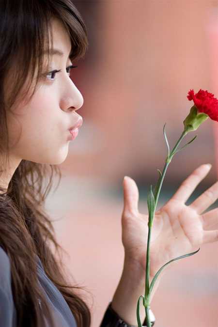 ‘Photosho将写意人物图片调出柔和的淡暖色‘