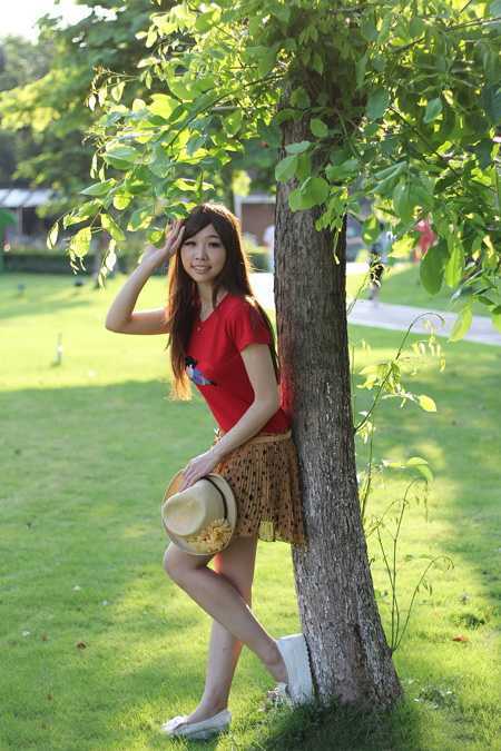 ‘Photoshop为树边的女孩增加流行的淡调青蓝色‘