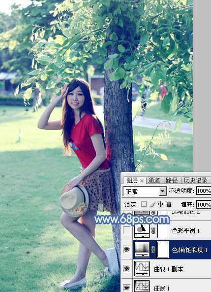 ‘Photoshop为树边的女孩增加流行的淡调青蓝色‘