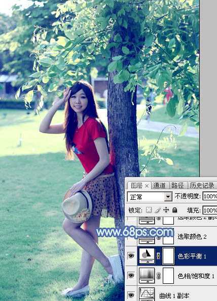 ‘Photoshop为树边的女孩增加流行的淡调青蓝色‘