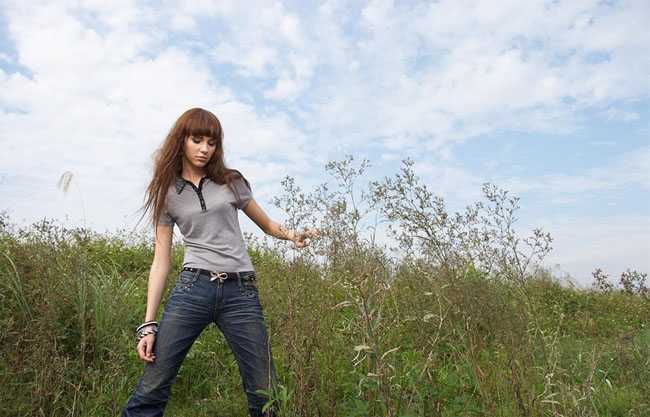 ‘photoshop利用通道快速为荒原人物图片打造出柔和的橙绿色‘