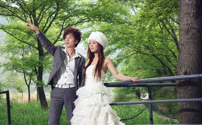 ‘Photoshop将树林婚片调制出梦幻的红紫色‘