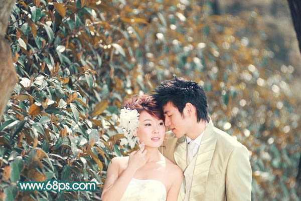 ‘Photoshop将外景人物图片调成斑斓的橙红色‘