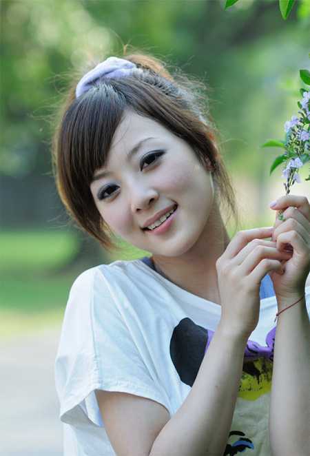‘Photoshop为可爱外景人物图片加上暖暖的淡美粉黄色‘
