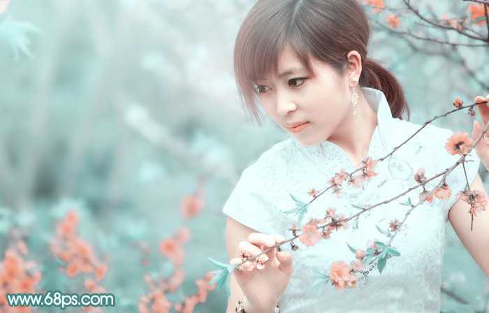 ‘Photoshop将桃花林中的美女加上清爽的古典淡青色‘