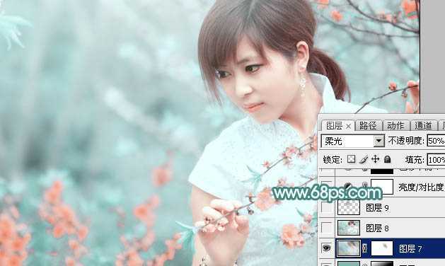 ‘Photoshop将桃花林中的美女加上清爽的古典淡青色‘