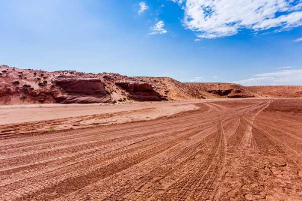 ‘Photoshop设计制作惊险的沙漠战争题材电影海报‘