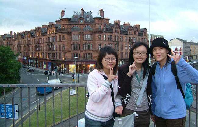 ‘Photoshop调色教程之人物外景照片艳丽的淡蓝色效果‘