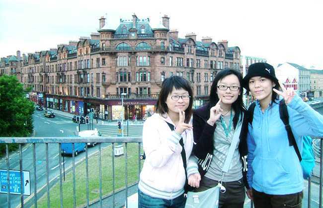 ‘Photoshop调色教程之人物外景照片艳丽的淡蓝色效果‘