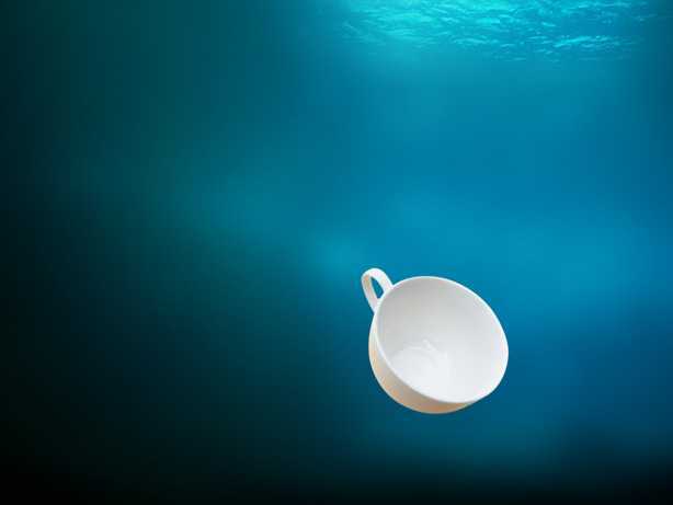 ‘Photoshop设计制作杯子落入水底的背景桌面‘