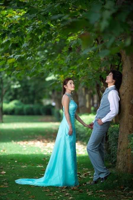 ‘Photoshop将树林婚片调成柔美的暗暖色‘